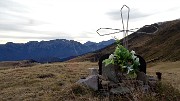 89 Su 'Il Cimetto' (1862 m) croce a ricordo con vista Zuccone Campelli- Grigne